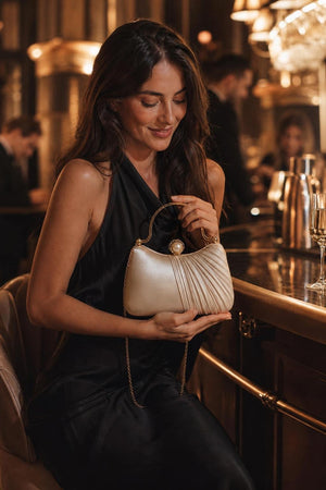 Imagen generada · Clutch Perla · Barra de hotel