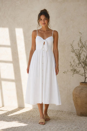 Vestido Bruma en blanco, midi de tirantes con lazada y botones frontales
