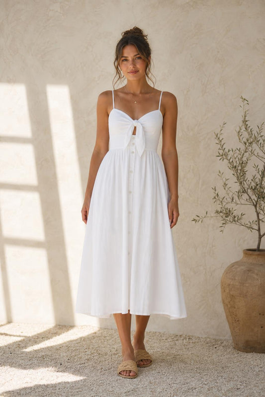 Vestido Bruma en blanco, midi de tirantes con lazada y botones frontales