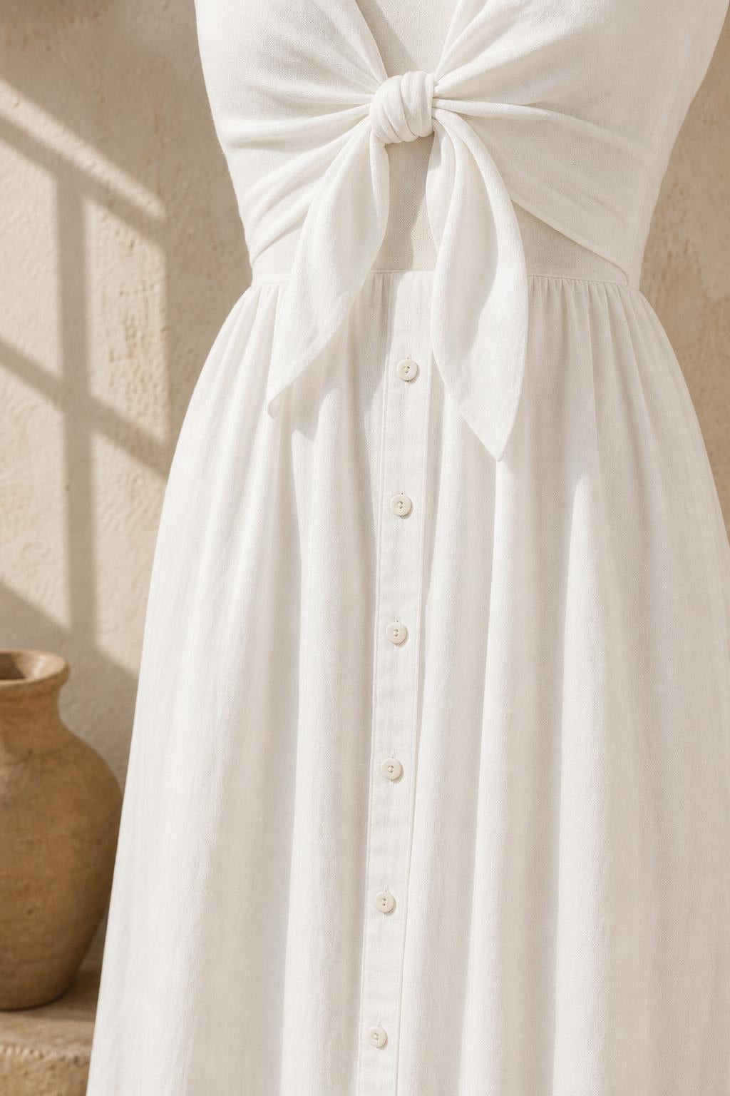 Detalle de la lazada y la fila de botones del Vestido Bruma