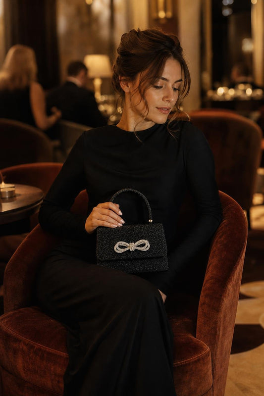 Imagen generada · Bolso Chispa · Salón de hotel