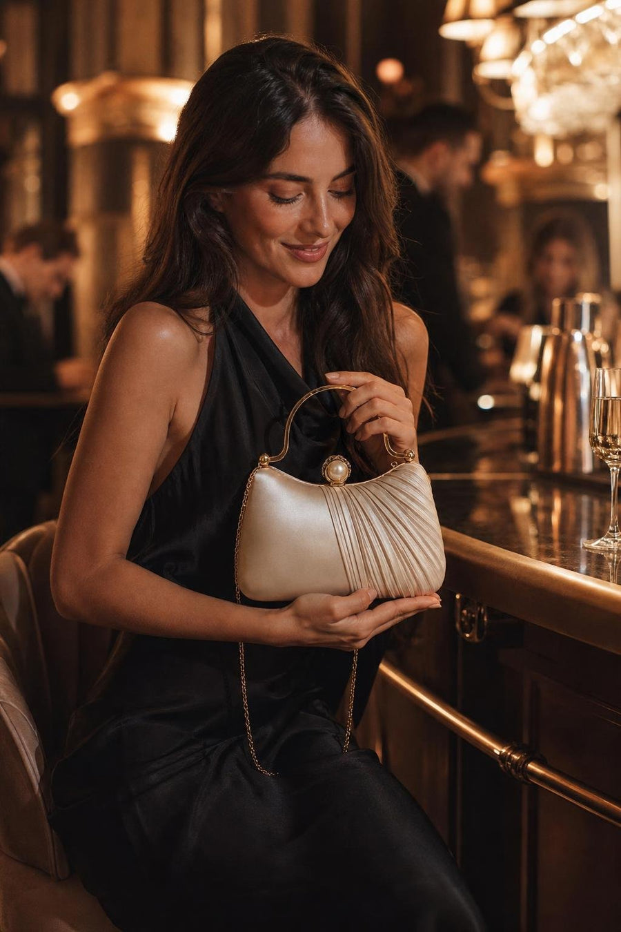 Imagen generada · Clutch Perla · Barra de hotel